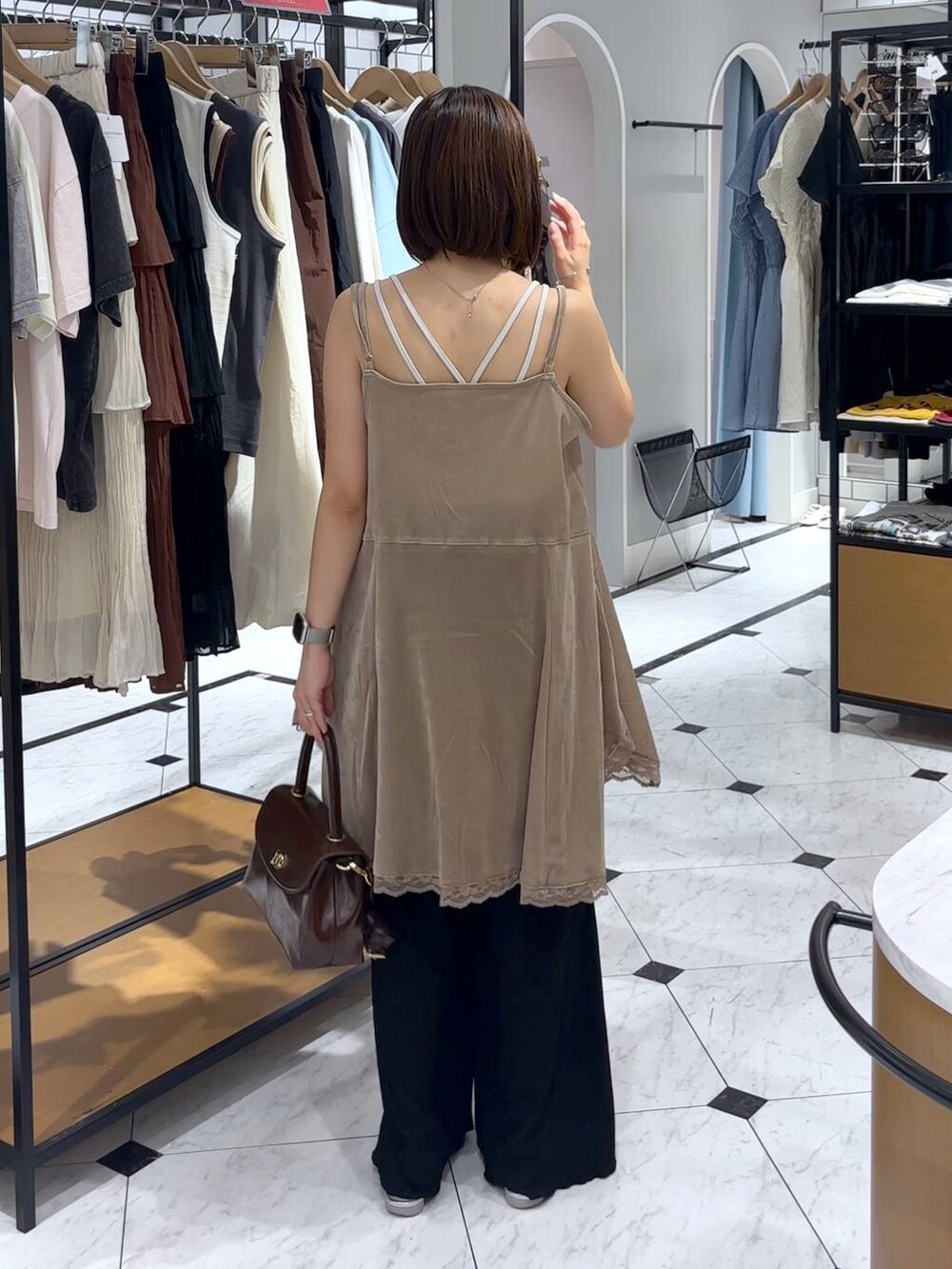 ホワイト系のTシャツ/カットソー、シルバー系のサンダル、その他のその他パンツを着用したレディースの夏コーディネートの3枚目の写真