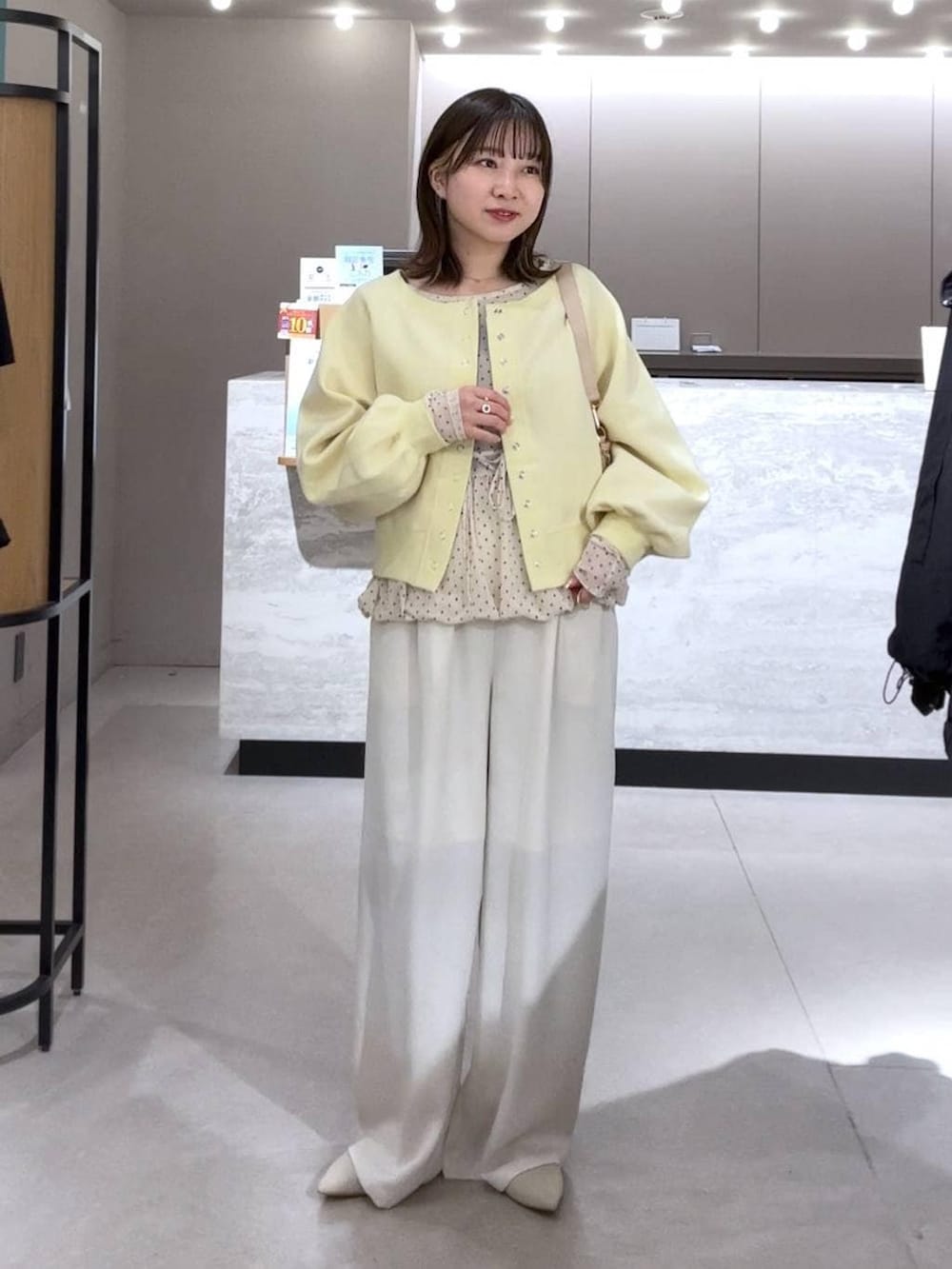 ベージュ系のショルダーバッグ、ホワイト系のパンプス、ホワイト系のその他パンツを着用したレディースの春コーディネートの3枚目の写真