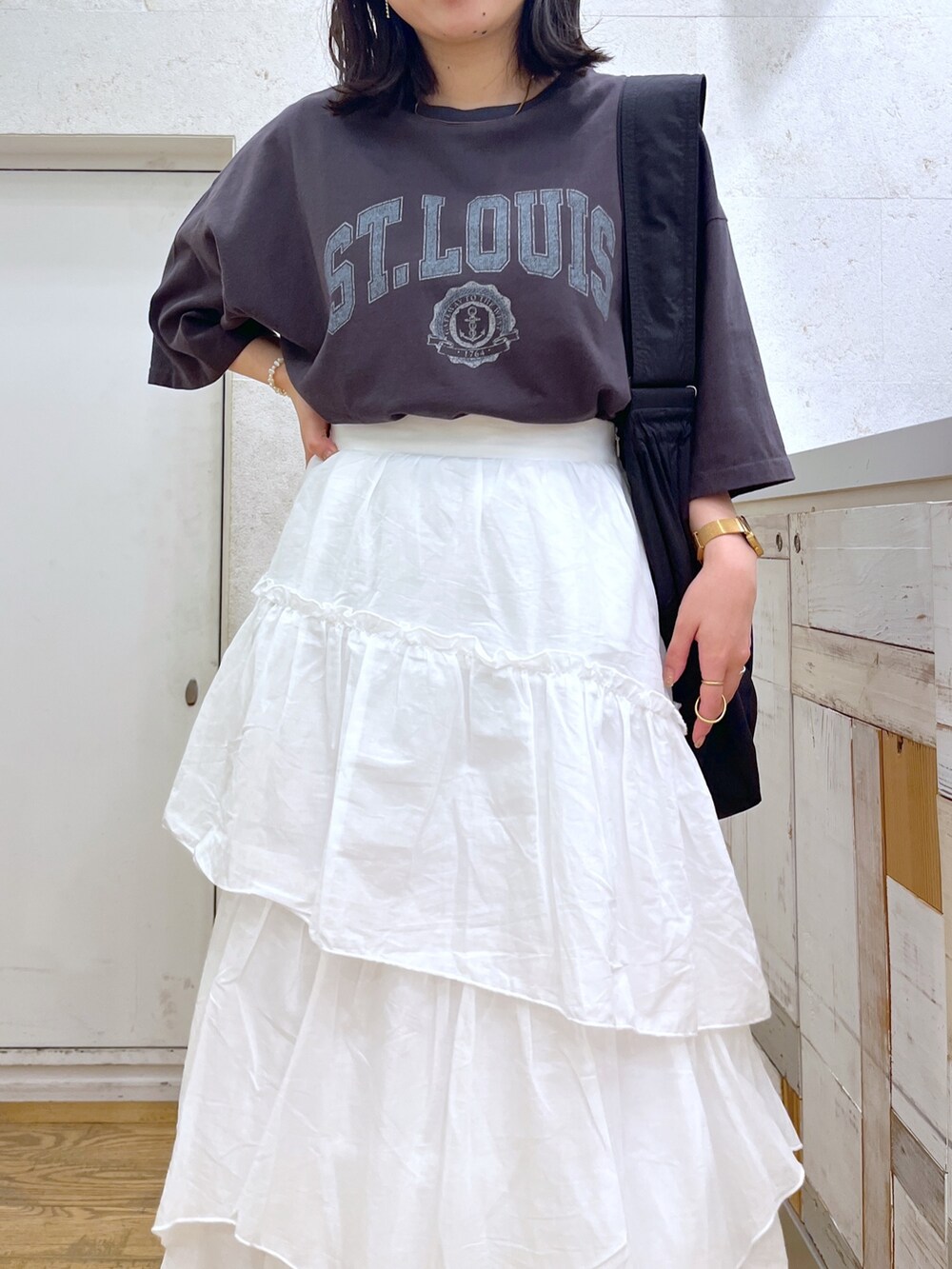 ホワイト系のスカート、グレー系のTシャツ/カットソー、ブラック系のバッグを着用したレディースの夏コーディネートの4枚目の写真