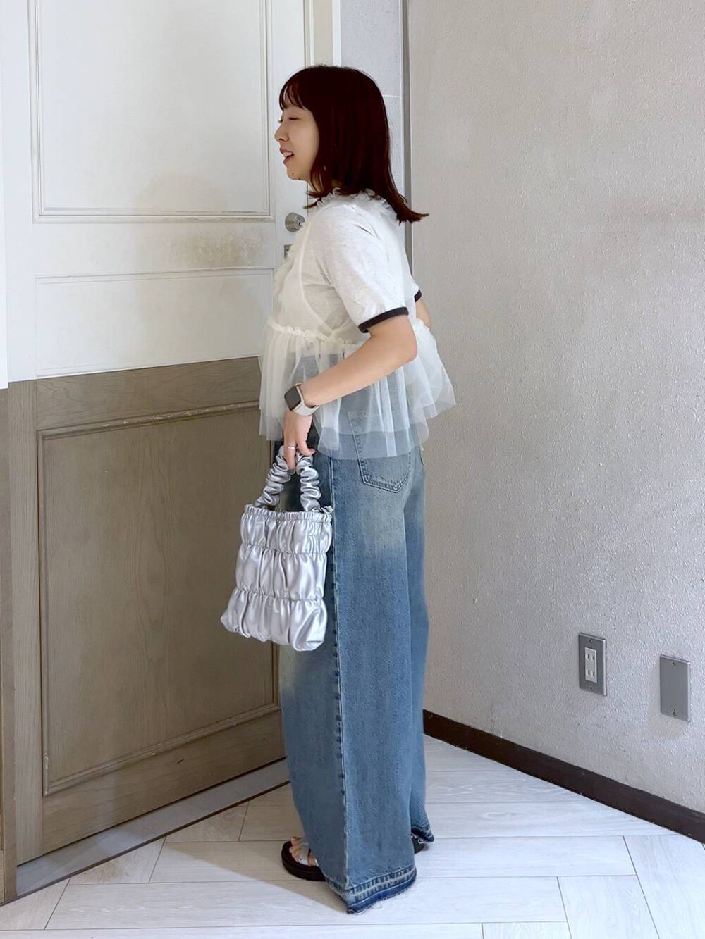 ブラック系のTシャツ/カットソー、シルバー系のスニーカー、グレー系のショルダーバッグを着用したレディースの夏コーディネートの3枚目の写真