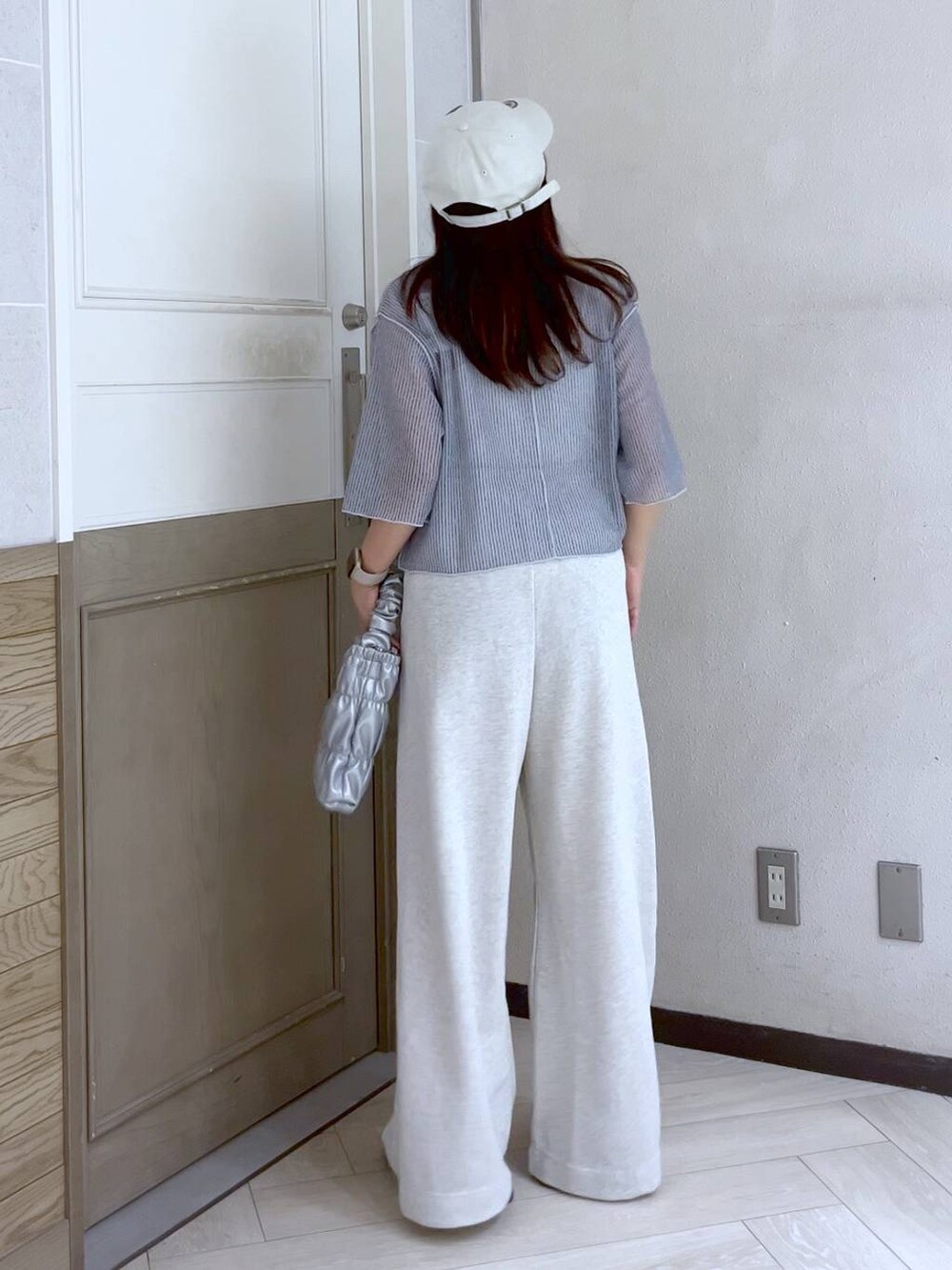 グレー系のスウェットパンツ、シルバー系のスニーカー、グレー系のTシャツ/カットソーを着用したレディースの夏コーディネートの5枚目の写真