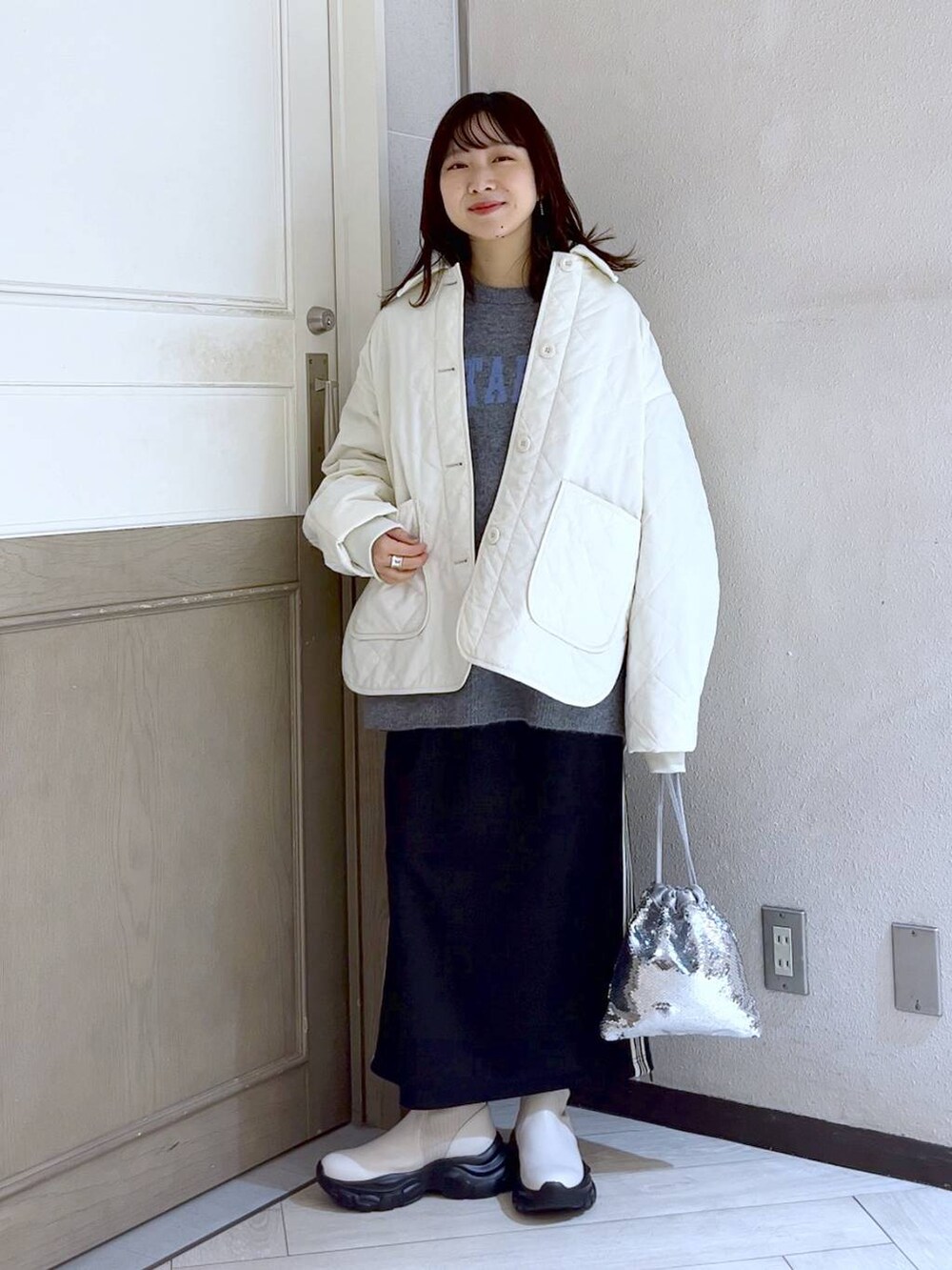 「低身長、体型カバー、個性派、LOWRYS FARM、ローリーズスタイル_LOWRYS FARM、ゆったり、楽ちんコーデ、ママコーデ、ニット、アウター、スカート」｜「LOWRYS FARMのロゴニットプリントLS   100445（ニット/セーター、グレー系）」を使った、これとすさん（レディース・150cm）の冬コーディネートの2枚目の写真