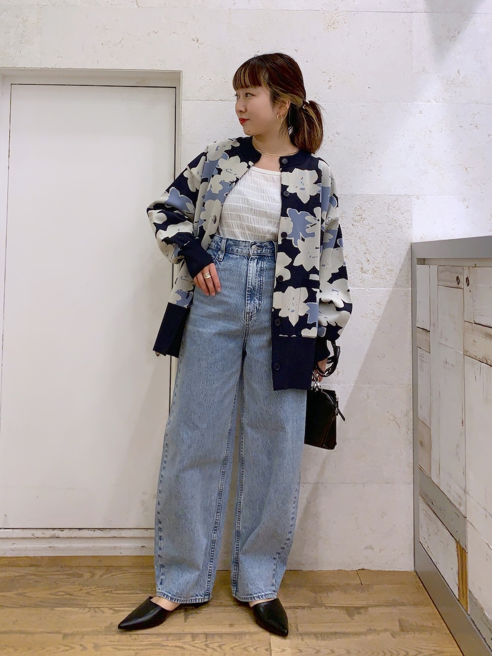 その他のトップス、ホワイト系のトップス、ブルー系のパンツを着用したレディースの春コーディネートの3枚目の写真