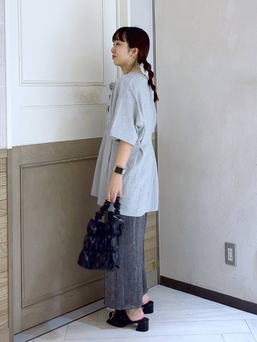 ブラック系のサンダル、ブラック系のショルダーバッグ、グレー系のTシャツ/カットソーを着用したレディースの夏コーディネートの3枚目の写真