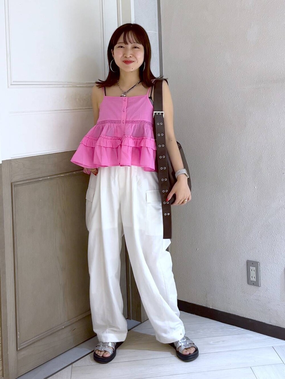 ホワイト系のカーゴパンツ、シルバー系のスニーカー、その他のキャミソールを着用したレディースの夏コーディネートの2枚目の写真