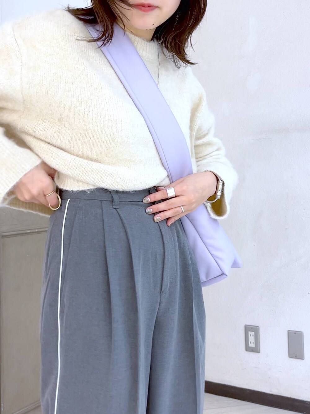 ブラック系のブーツ、グレー系のその他パンツ、パープル系のショルダーバッグを着用したレディースの冬コーディネートの3枚目の写真