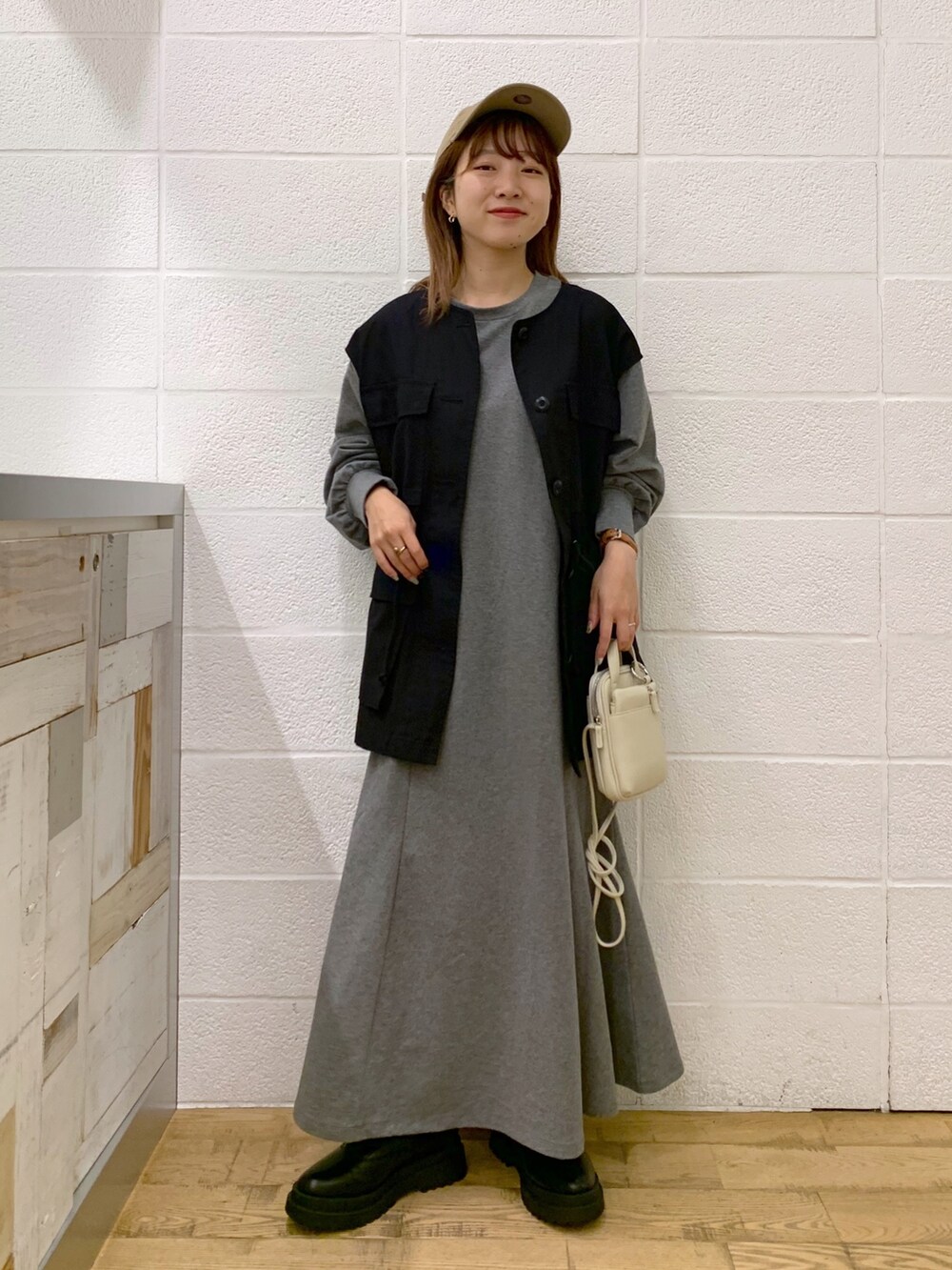 ブラック系のワンピース/ドレス、ブラック系のミリタリージャケット、ブラック系のバッグを着用したレディースの秋コーディネートの3枚目の写真