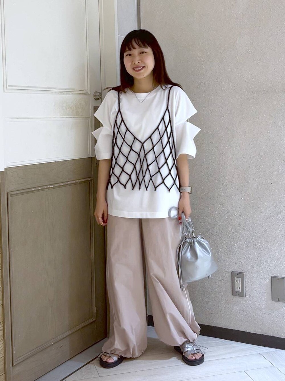 ホワイト系のTシャツ/カットソー、シルバー系のショルダーバッグ、ピンク系のその他パンツを着用したレディースの夏コーディネートの2枚目の写真