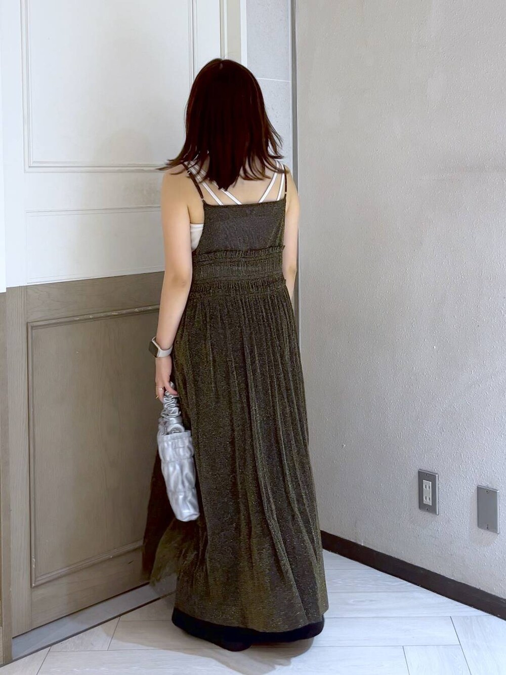 ホワイト系のTシャツ/カットソー、ブラック系のワンピース、シルバー系のスニーカーを着用したレディースの夏コーディネートの4枚目の写真