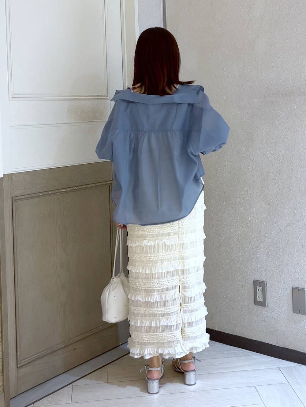 ホワイト系のショルダーバッグ、シルバー系のサンダル、ホワイト系のタンクトップを着用したレディースの夏コーディネートの3枚目の写真