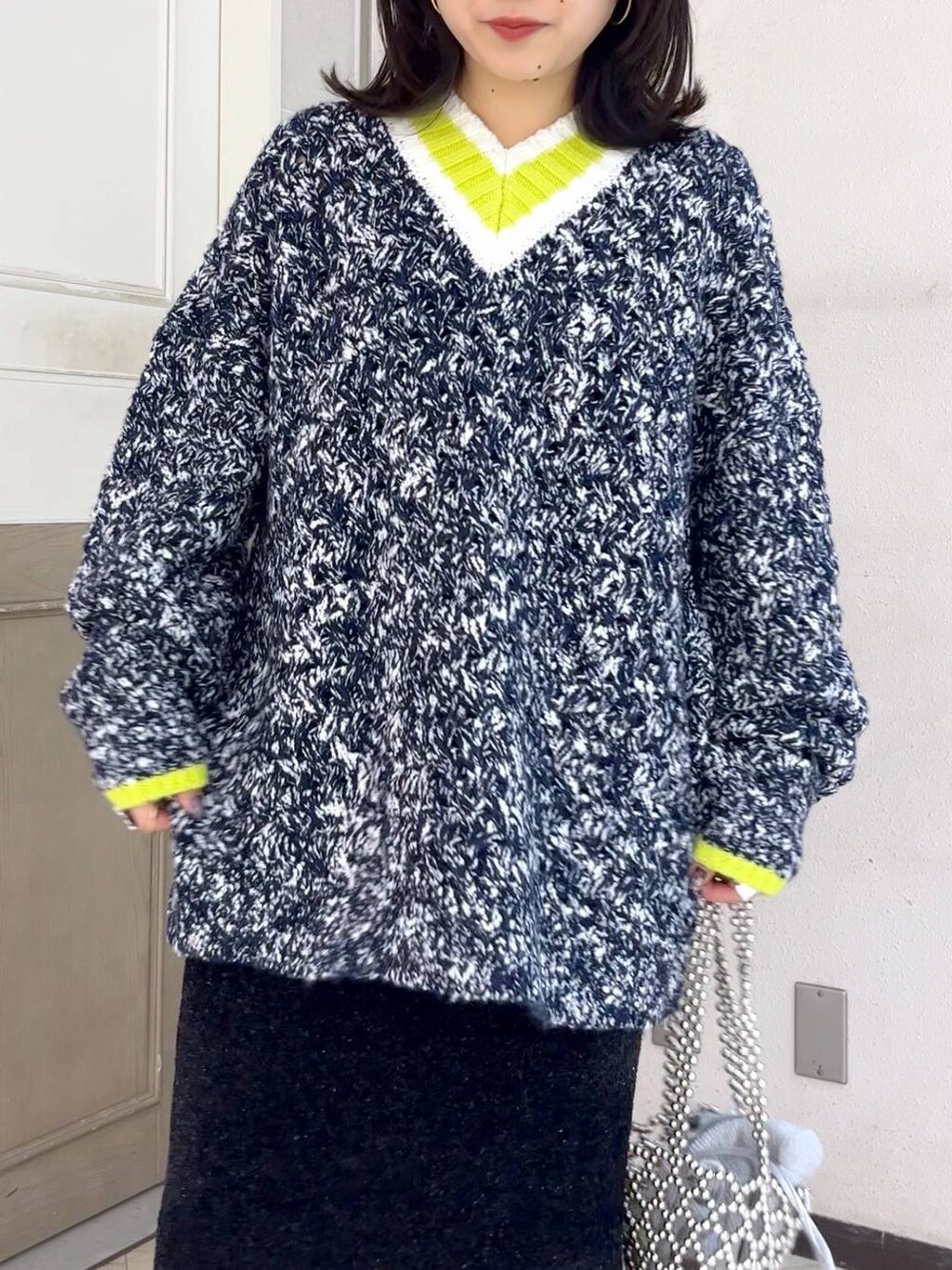 ブラック系のブーツ、ブルー系のニット/セーター、ホワイト系のショルダーバッグを着用したレディースの秋コーディネートの5枚目の写真