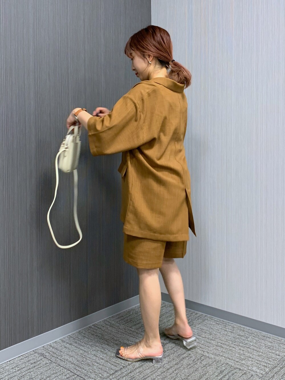 ブラウン系のジャケット/アウター、ブラウン系のパンツ、ホワイト系のタンクトップを着用したレディースの夏コーディネートの4枚目の写真
