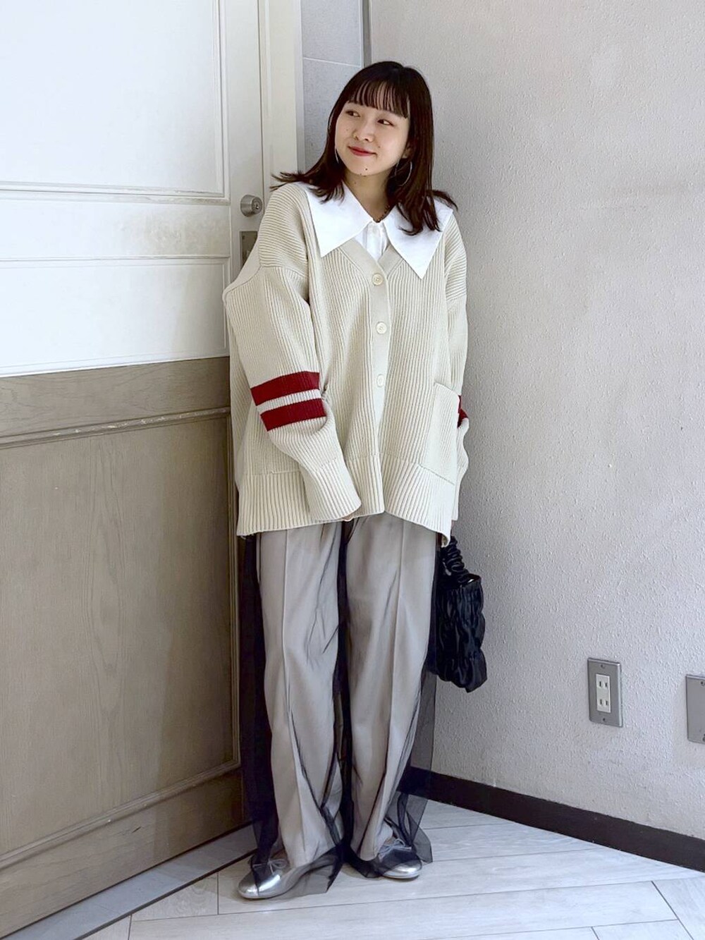 ホワイト系のスウェットパンツ、ブラック系のその他パンツ、ホワイト系のニット/セーターを着用したレディースの春コーディネートの2枚目の写真