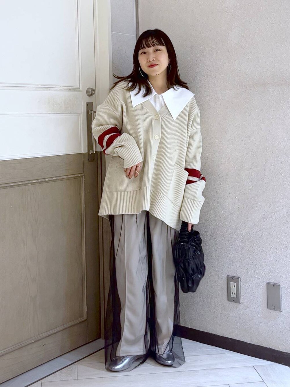 ホワイト系のスウェットパンツ、ブラック系のその他パンツ、ホワイト系のニット/セーターを着用したレディースの春コーディネートの3枚目の写真