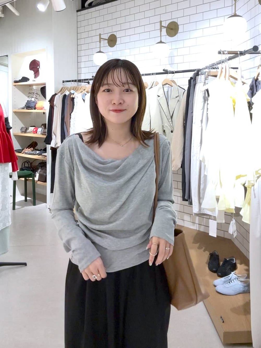 ブラック系のその他パンツ、ブラウン系のローファー、グレー系のTシャツ/カットソーを着用したレディースの春コーディネートの3枚目の写真