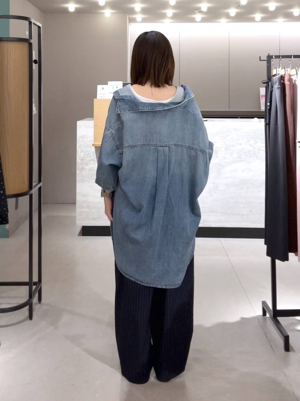 ブルー系のその他パンツ、ブラック系のパンプス、グレー系のタンクトップを着用したレディースの春コーディネートの3枚目の写真
