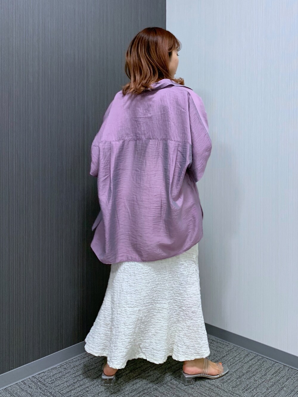 パープル系のシャツ/ブラウス、ブラウン系のタンクトップ、ホワイト系のスカートを着用したレディースの秋コーディネートの2枚目の写真