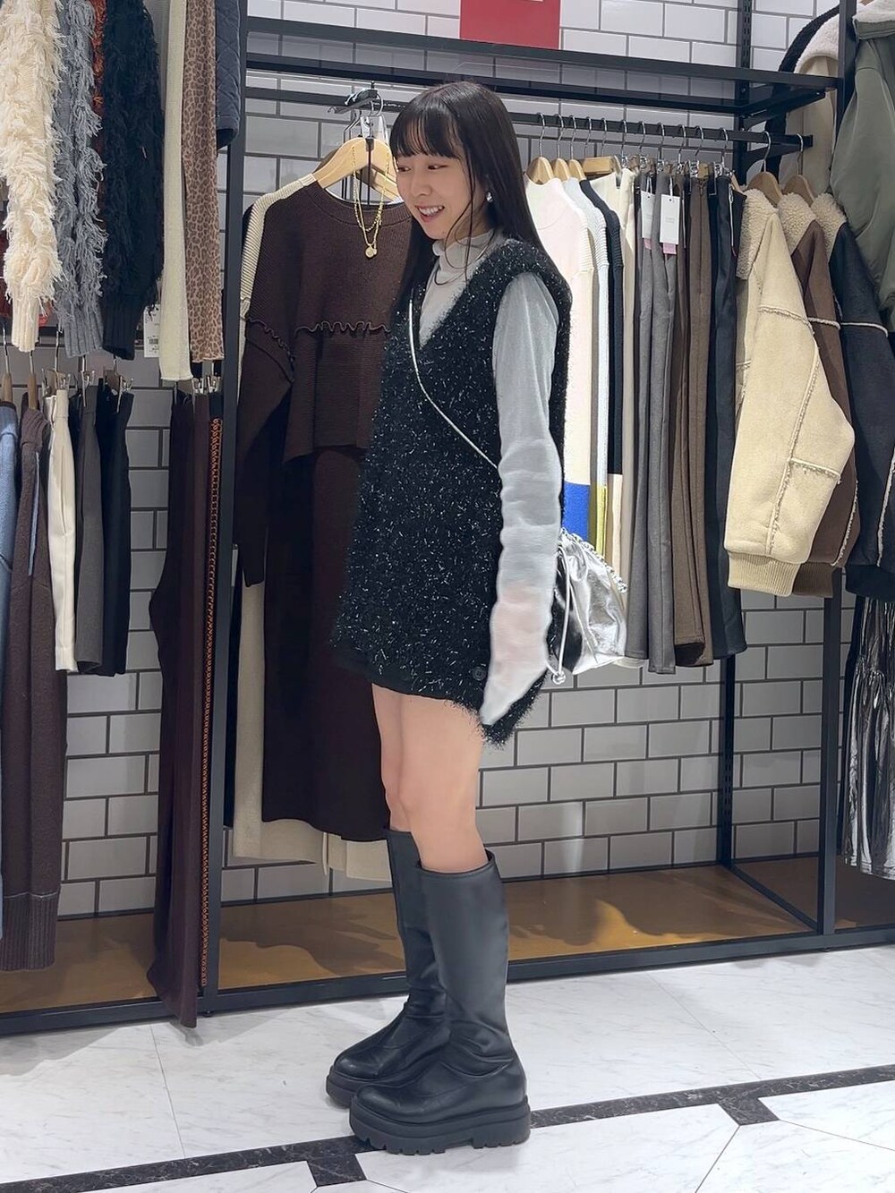 ブラック系のその他パンツ、ブラック系のブーツ、その他のTシャツ/カットソーを着用したレディースの冬コーディネートの2枚目の写真