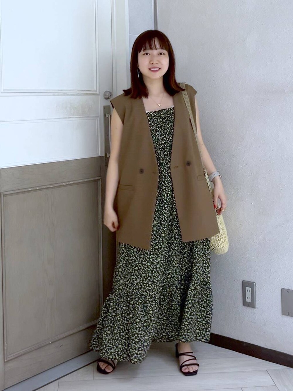 ベージュ系のショルダーバッグ、その他のワンピース、ブラック系のサンダルを着用したレディースの夏コーディネートの2枚目の写真