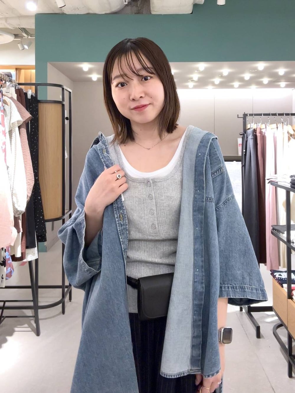 ブルー系のその他パンツ、ブラック系のパンプス、グレー系のタンクトップを着用したレディースの春コーディネートの4枚目の写真