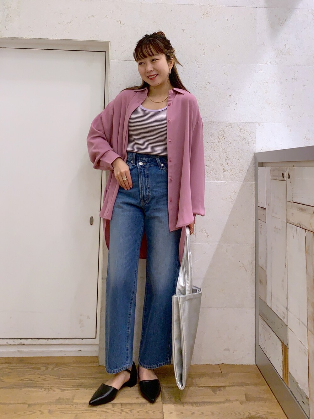 ブルー系のパンツ、ピンク系のトップス、グレー系のトートバッグを着用したレディースの春コーディネートの2枚目の写真