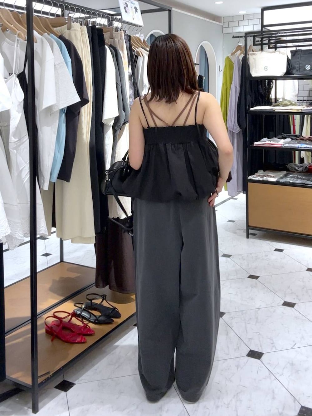 ブラウン系のTシャツ/カットソー、シルバー系のサンダル、ブラック系のキャミソールを着用したレディースの夏コーディネートの3枚目の写真