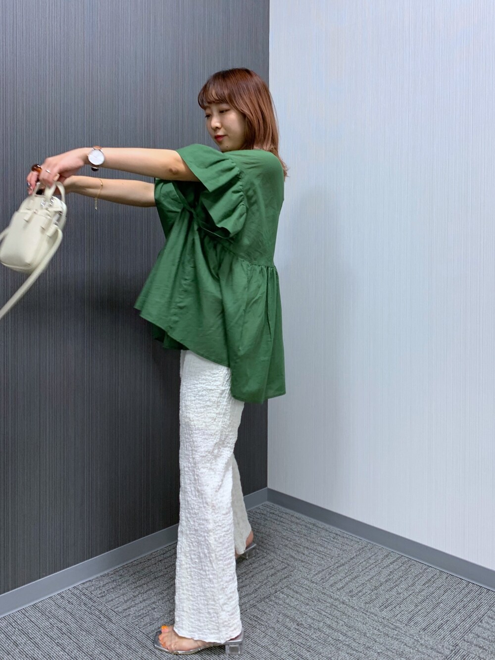 グリーン系のシャツ/ブラウス、ホワイト系のパンツ、ホワイト系のバッグを着用したレディースの秋コーディネートの3枚目の写真