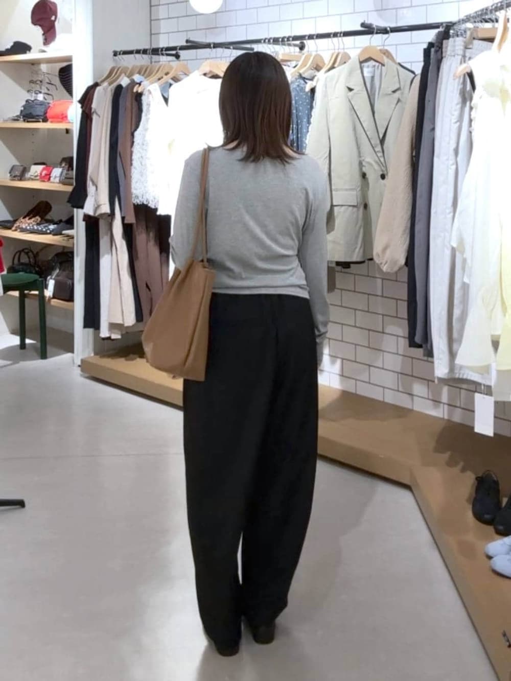 ブラック系のその他パンツ、ブラウン系のローファー、グレー系のTシャツ/カットソーを着用したレディースの春コーディネートの2枚目の写真