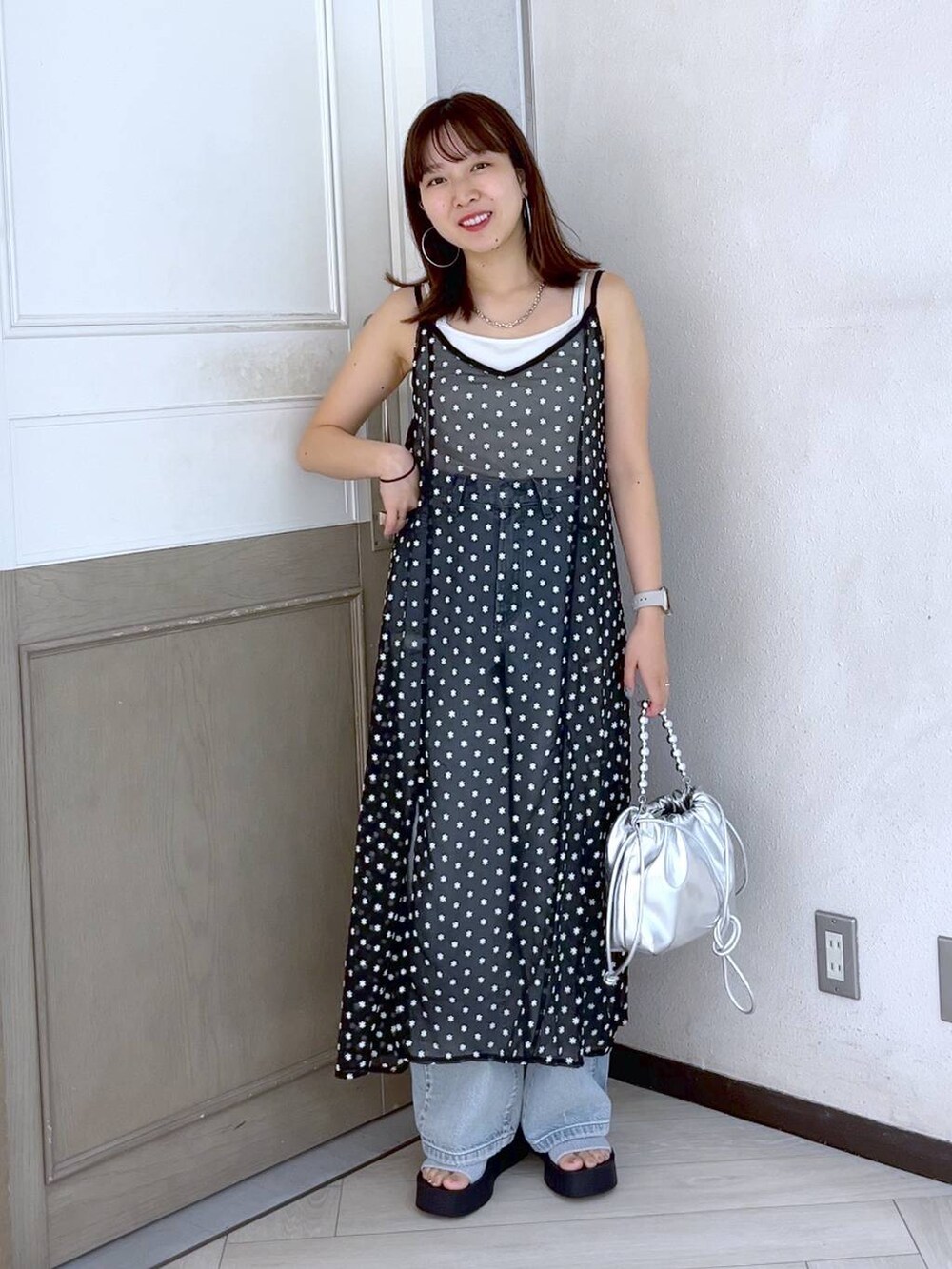 ホワイト系のTシャツ/カットソー、シルバー系のショルダーバッグ、ブルー系のデニムパンツを着用したレディースの夏コーディネートの2枚目の写真