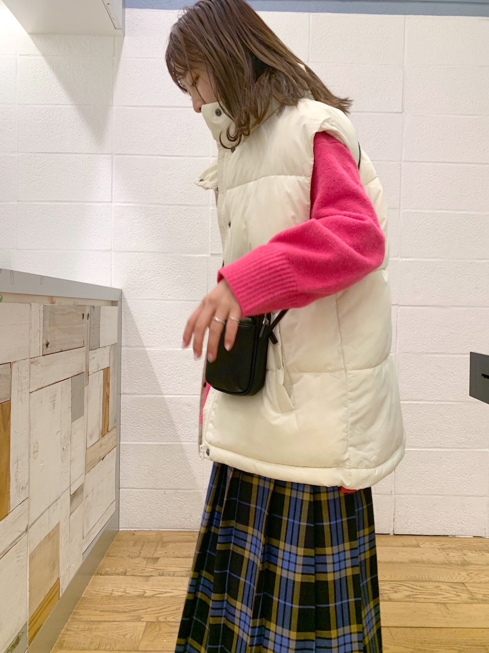 ホワイト系のジャケット/アウター、ピンク系のトップス、ブルー系のスカートを着用したレディースの秋コーディネートの3枚目の写真