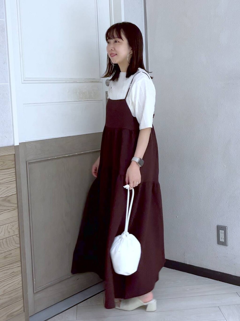 ホワイト系のショルダーバッグ、ブラウン系のワンピース、ホワイト系のTシャツ/カットソーを着用したレディースの夏コーディネートの3枚目の写真
