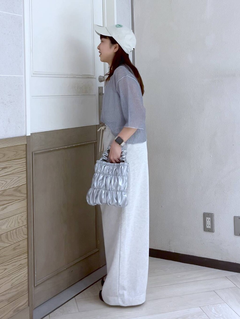 グレー系のスウェットパンツ、シルバー系のスニーカー、グレー系のTシャツ/カットソーを着用したレディースの夏コーディネートの4枚目の写真