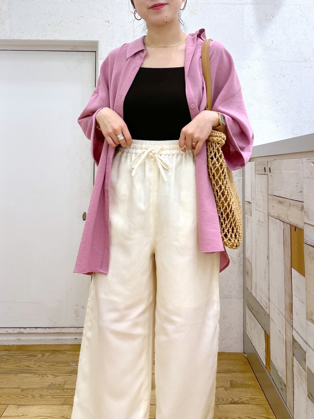 ブラック系のトップス、ピンク系のトップス、ホワイト系のその他パンツを着用したレディースの夏コーディネートの4枚目の写真