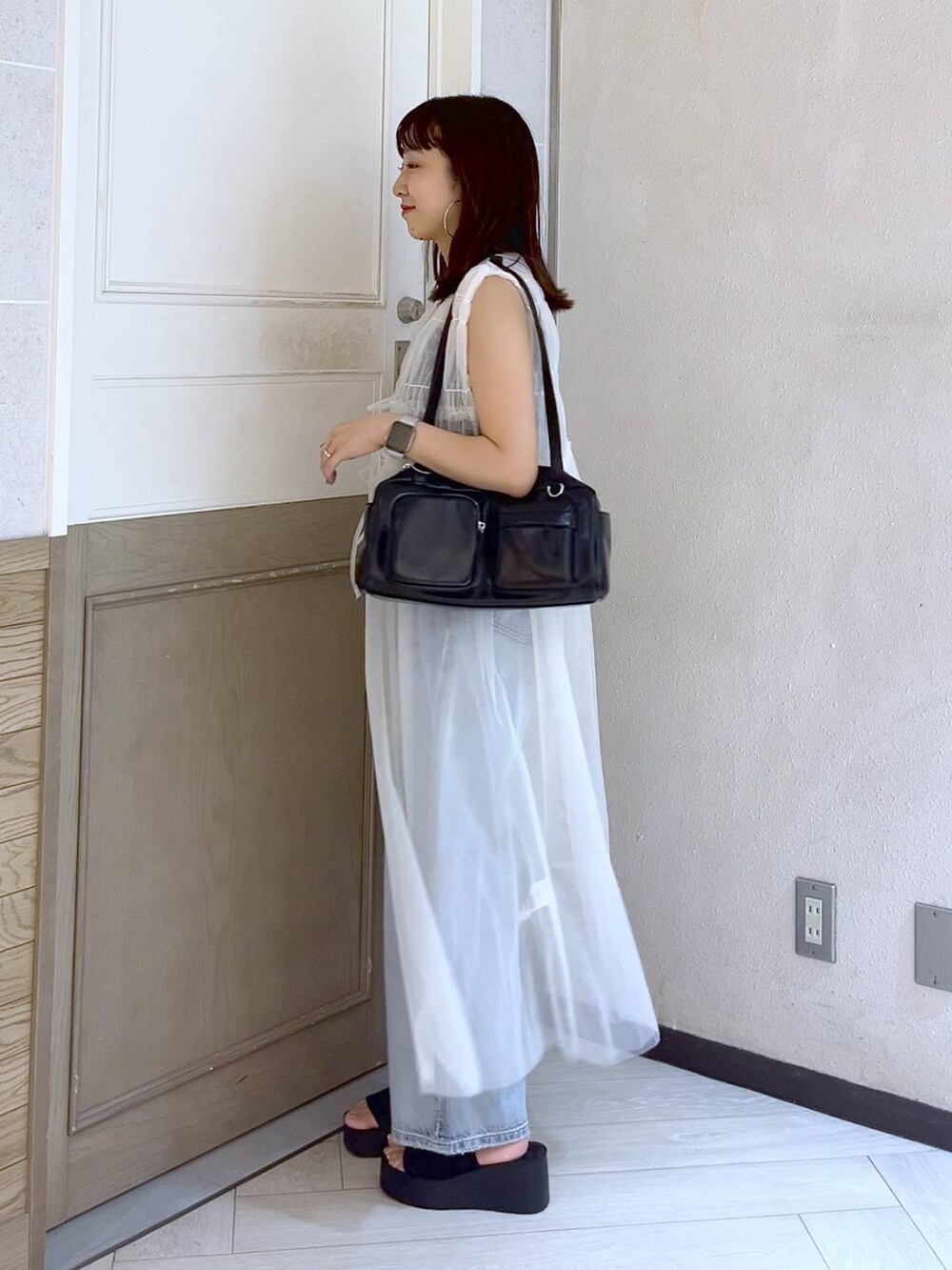 ブラック系のサンダル、ブルー系のデニムパンツ、その他のキャミソールを着用したレディースの夏コーディネートの3枚目の写真