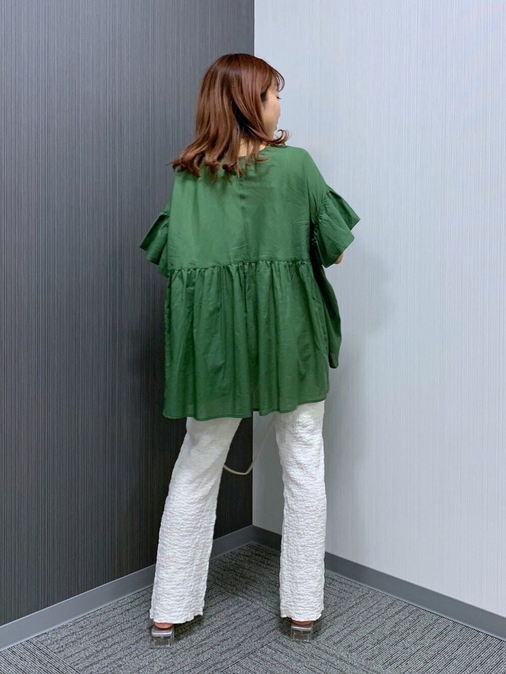 グリーン系のシャツ/ブラウス、ホワイト系のパンツ、ホワイト系のバッグを着用したレディースの秋コーディネートの4枚目の写真