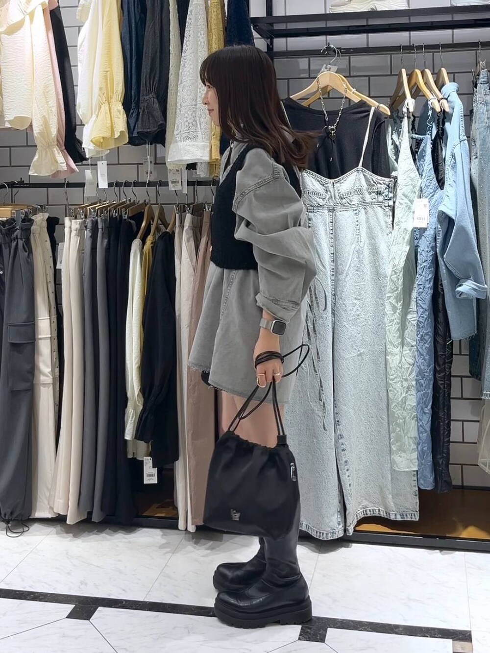 ブラック系のその他パンツ、ブラック系のブーツ、グレー系のシャツ/ブラウスを着用したレディースの冬コーディネートの2枚目の写真