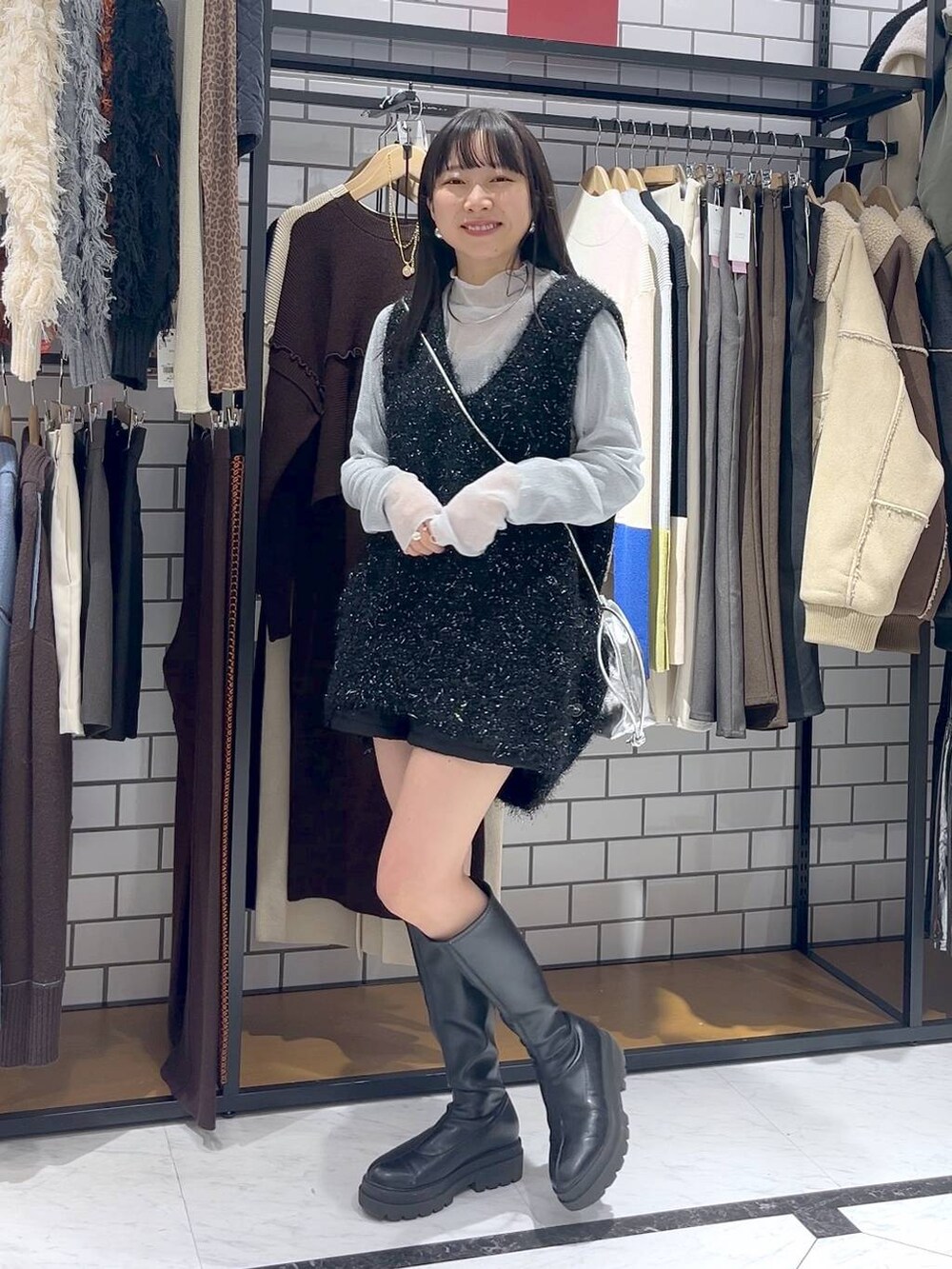 ブラック系のその他パンツ、ブラック系のブーツ、その他のTシャツ/カットソーを着用したレディースの冬コーディネートの4枚目の写真