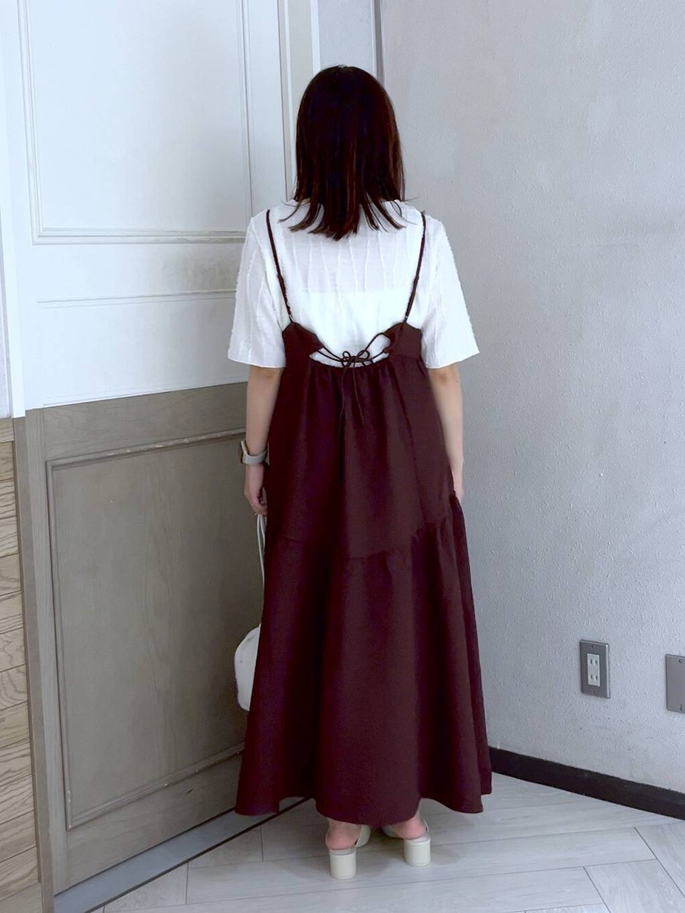 ホワイト系のショルダーバッグ、ブラウン系のワンピース、ホワイト系のTシャツ/カットソーを着用したレディースの夏コーディネートの4枚目の写真