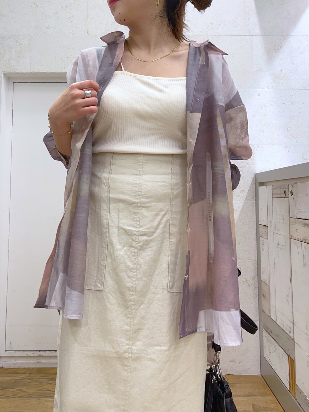 その他のシャツ/ブラウス、ホワイト系のトップス、ホワイト系のスカートを着用したレディースの春コーディネートの3枚目の写真