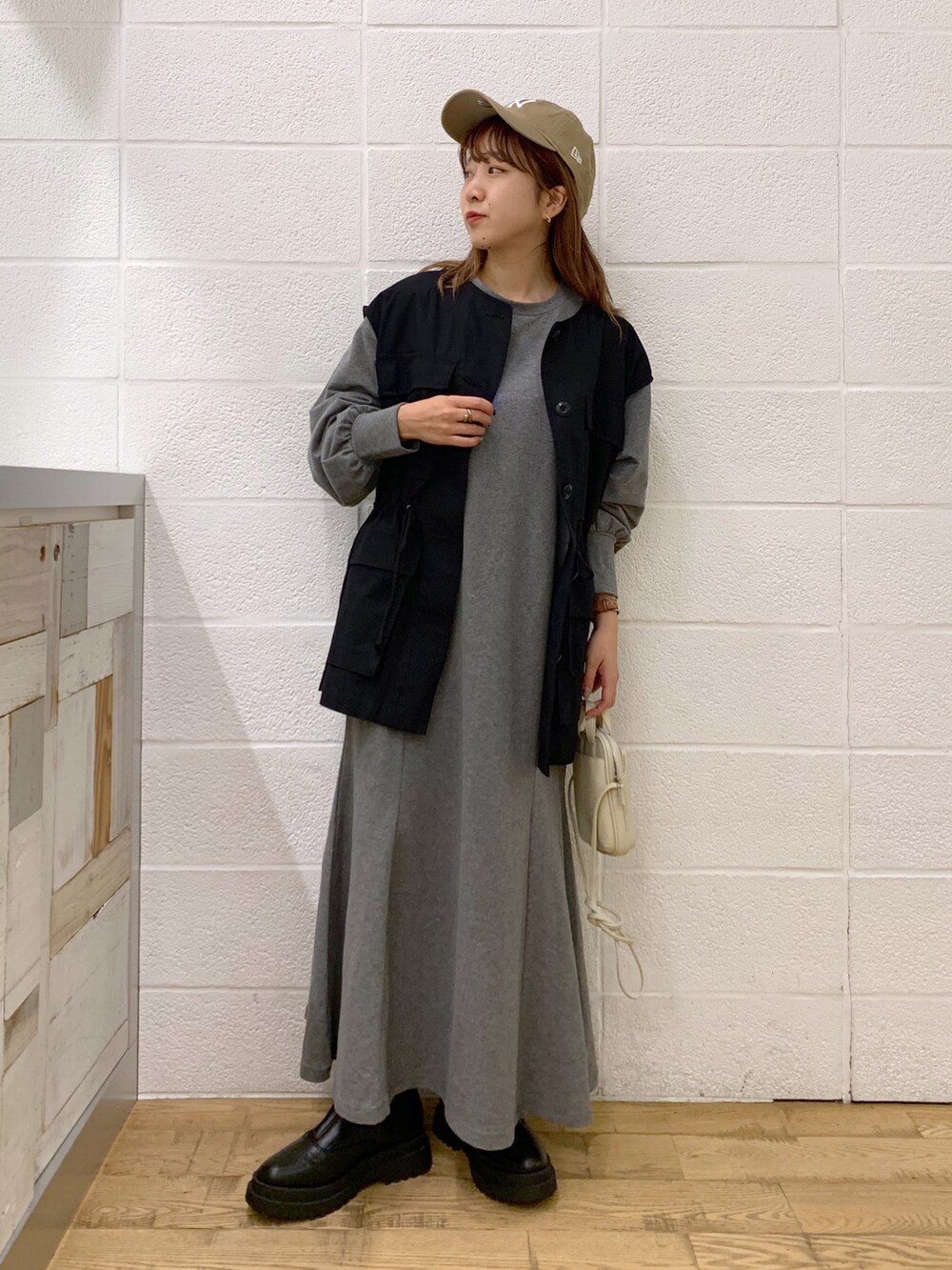 ブラック系のワンピース/ドレス、ブラック系のミリタリージャケット、ブラック系のバッグを着用したレディースの秋コーディネートの2枚目の写真