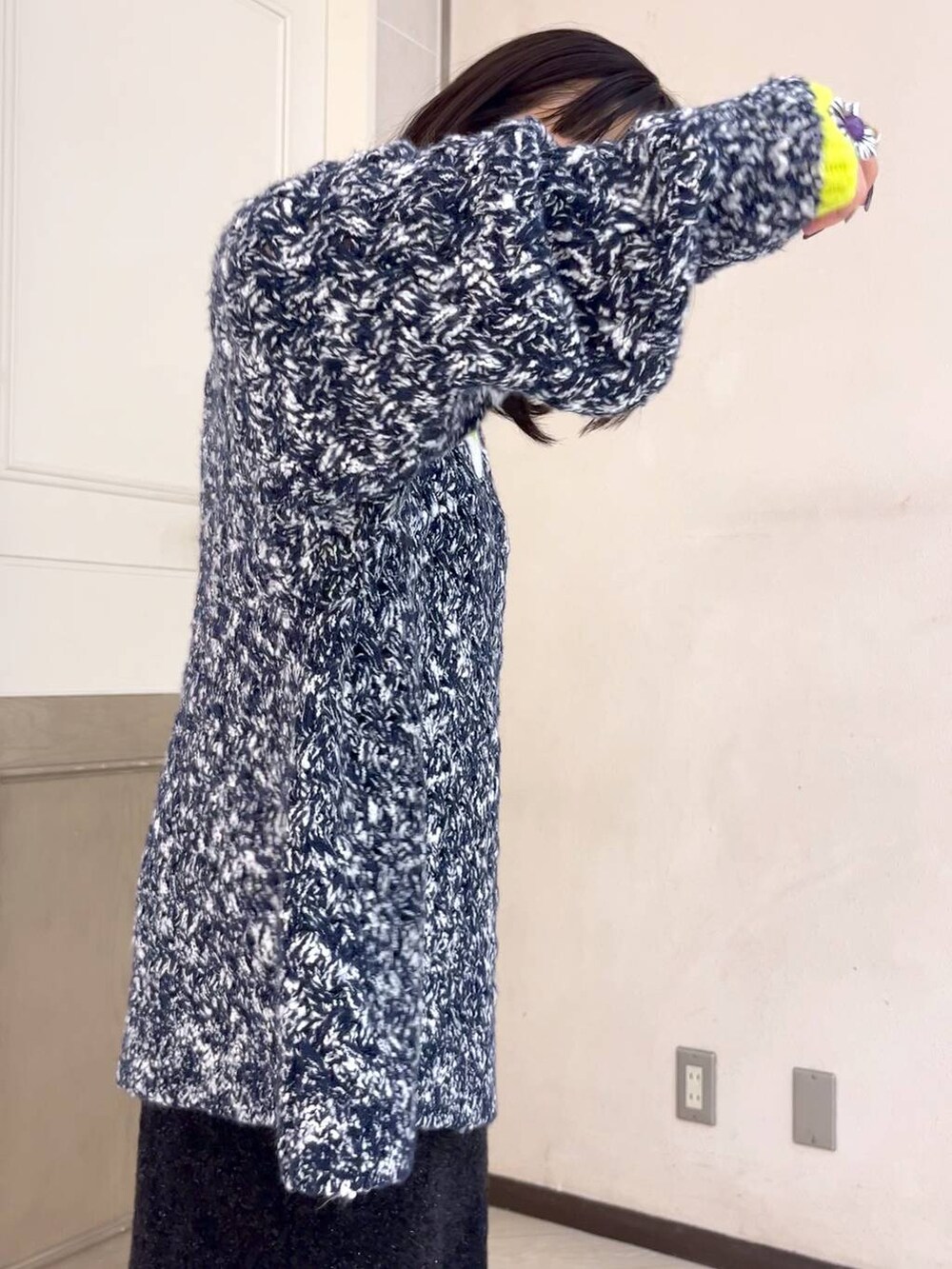 ブラック系のブーツ、ブルー系のニット/セーター、ホワイト系のショルダーバッグを着用したレディースの秋コーディネートの6枚目の写真