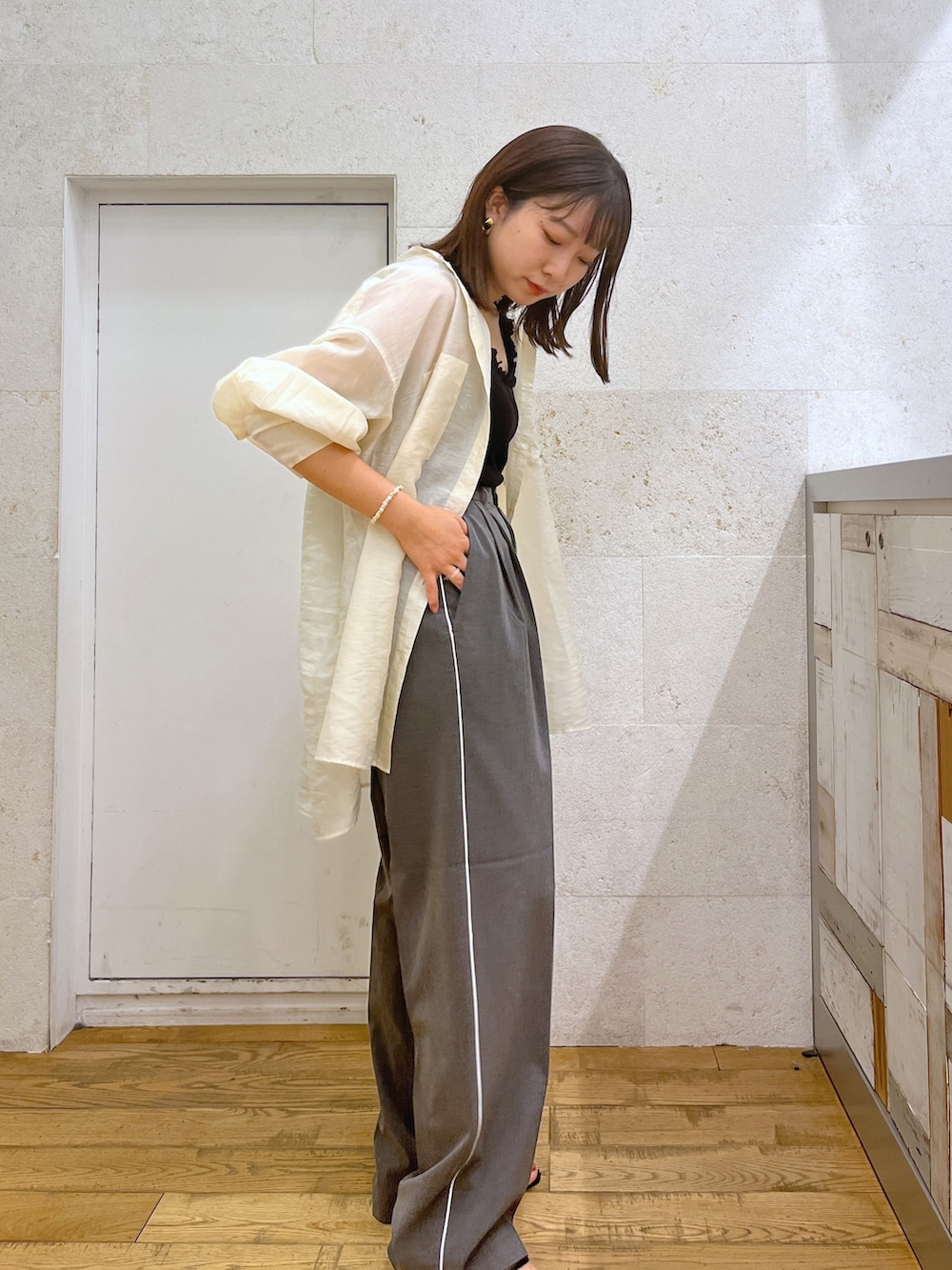 ホワイト系のシャツ/ブラウス、ブラック系のバッグ、ブラック系のシューズを着用したレディースの夏コーディネートの3枚目の写真