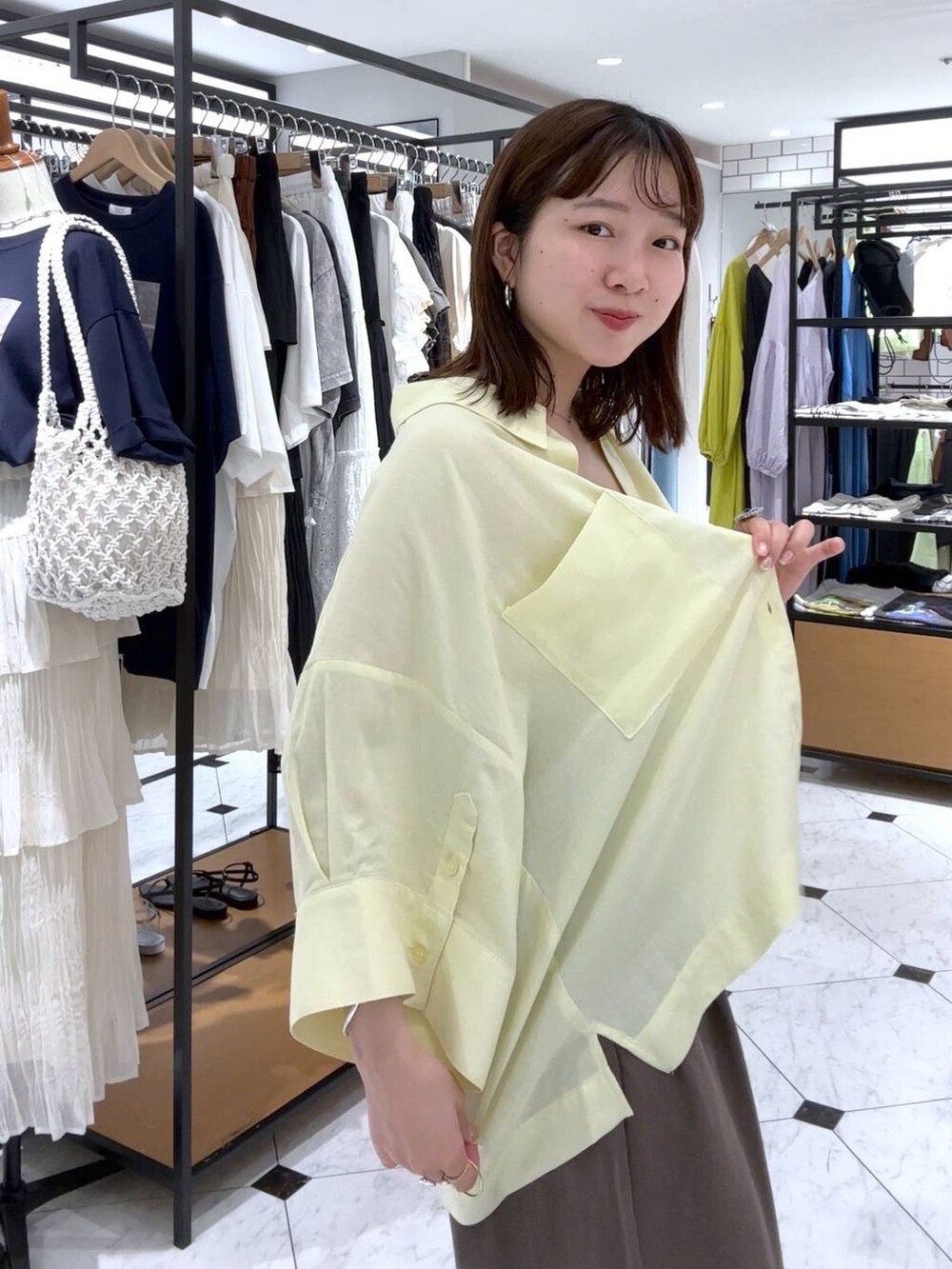 ホワイト系のTシャツ/カットソー、ブラウン系のデニムパンツ、イエロー系のシャツ/ブラウスを着用したレディースの春コーディネートの5枚目の写真