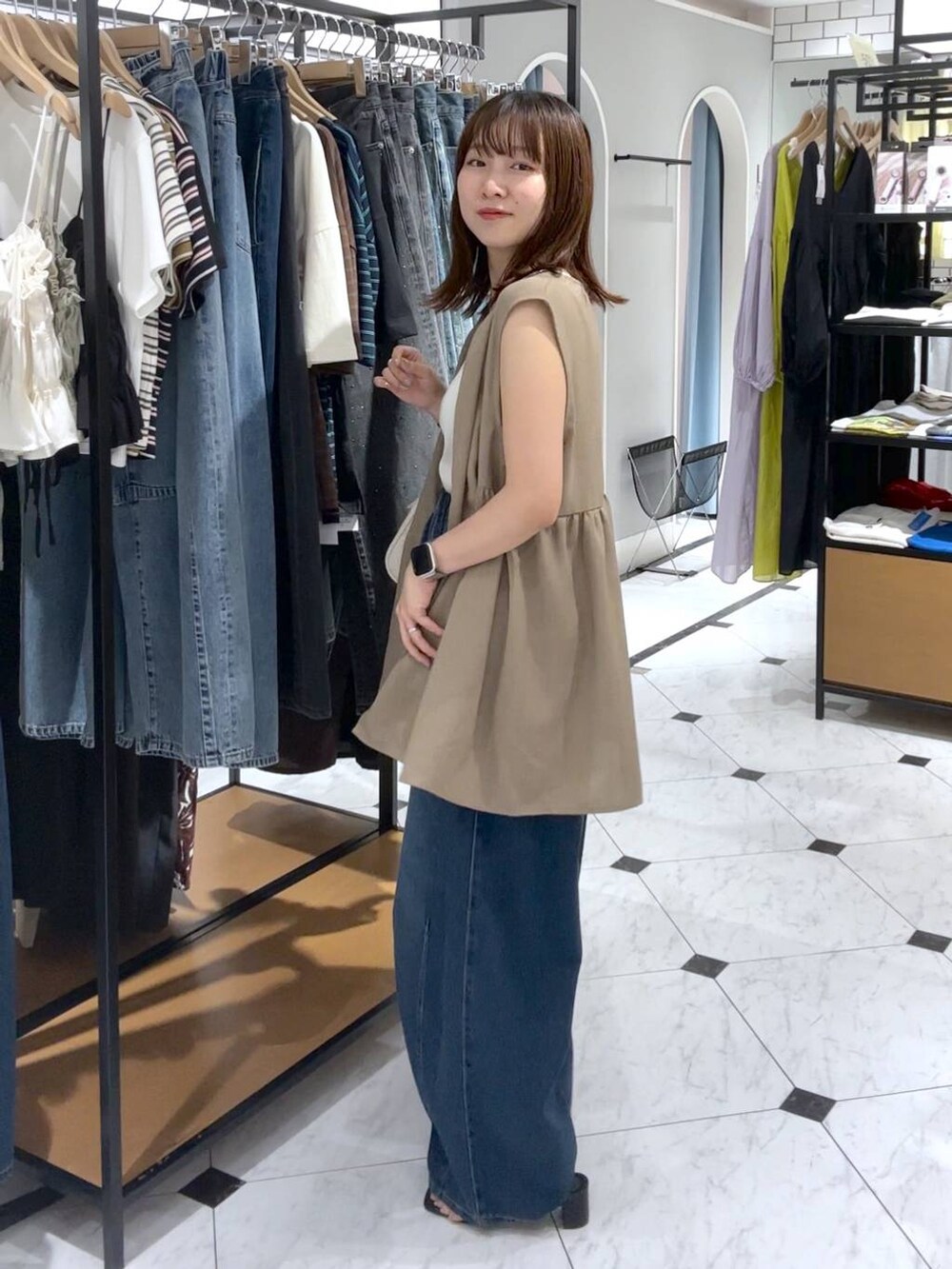 ホワイト系のTシャツ/カットソー、ブルー系のデニムパンツ、ブラック系のサンダルを着用したレディースの夏コーディネートの2枚目の写真