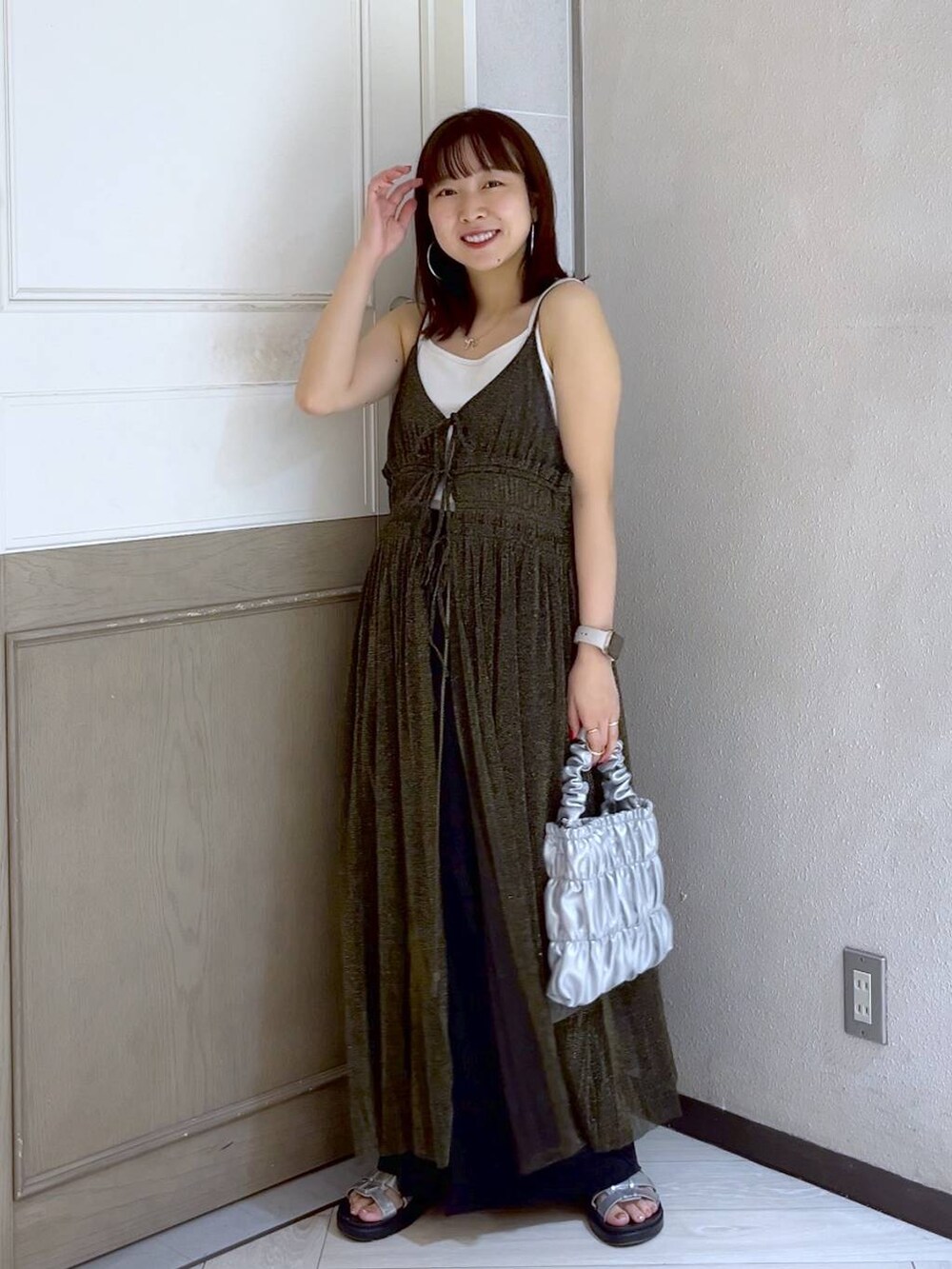 ホワイト系のTシャツ/カットソー、ブラック系のワンピース、シルバー系のスニーカーを着用したレディースの夏コーディネートの3枚目の写真