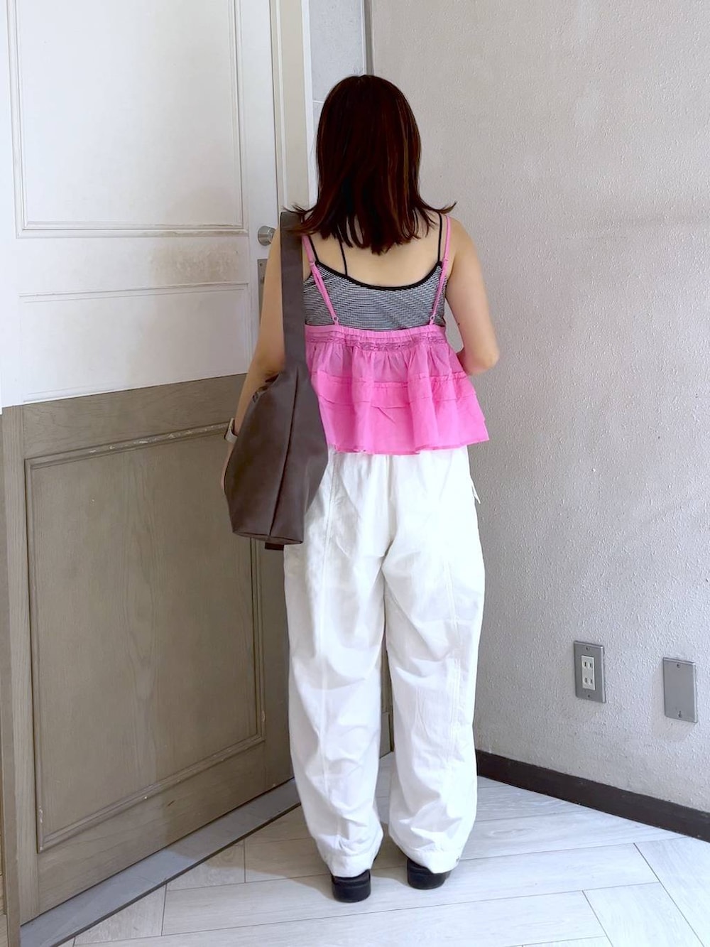 ホワイト系のカーゴパンツ、シルバー系のスニーカー、その他のキャミソールを着用したレディースの夏コーディネートの5枚目の写真