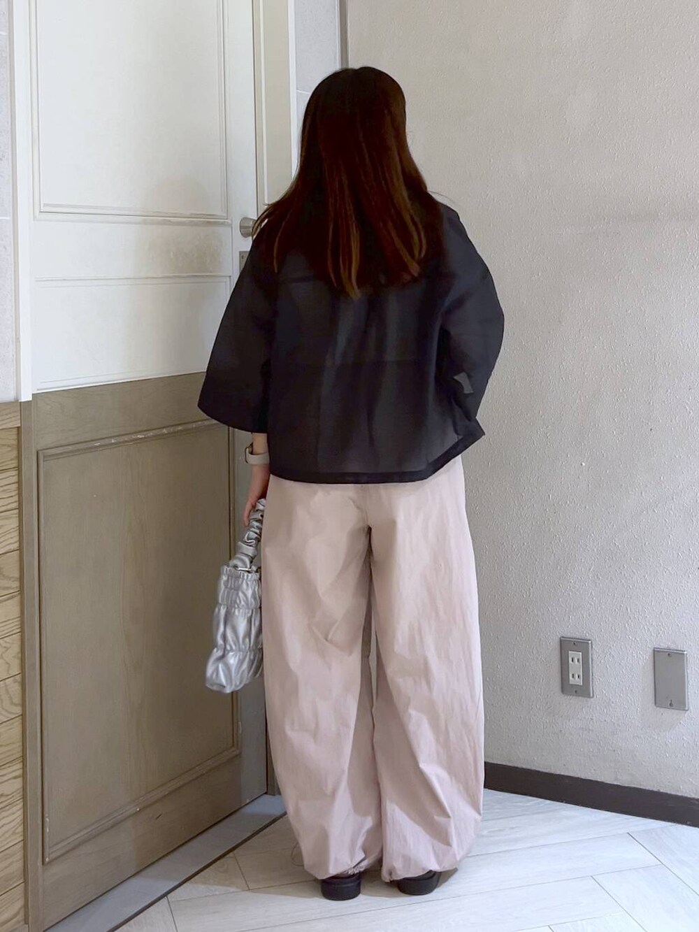 ブラック系のシャツ/ブラウス、ピンク系のその他パンツ、シルバー系のスニーカーを着用したレディースの夏コーディネートの4枚目の写真