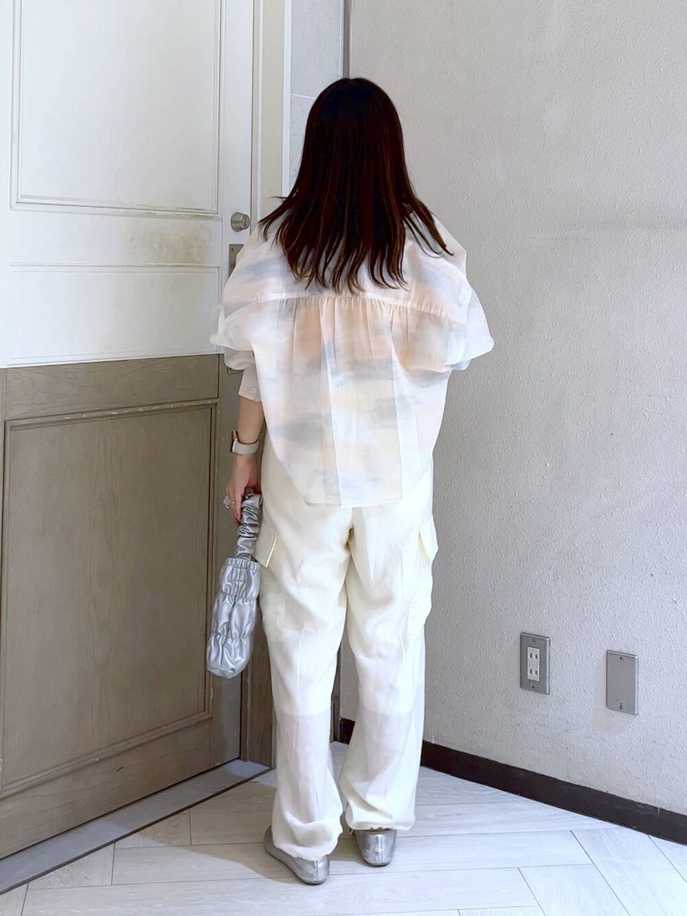 ホワイト系のカーゴパンツ、シルバー系のバレエシューズ、グレー系のショルダーバッグを着用したレディースの春コーディネートの2枚目の写真