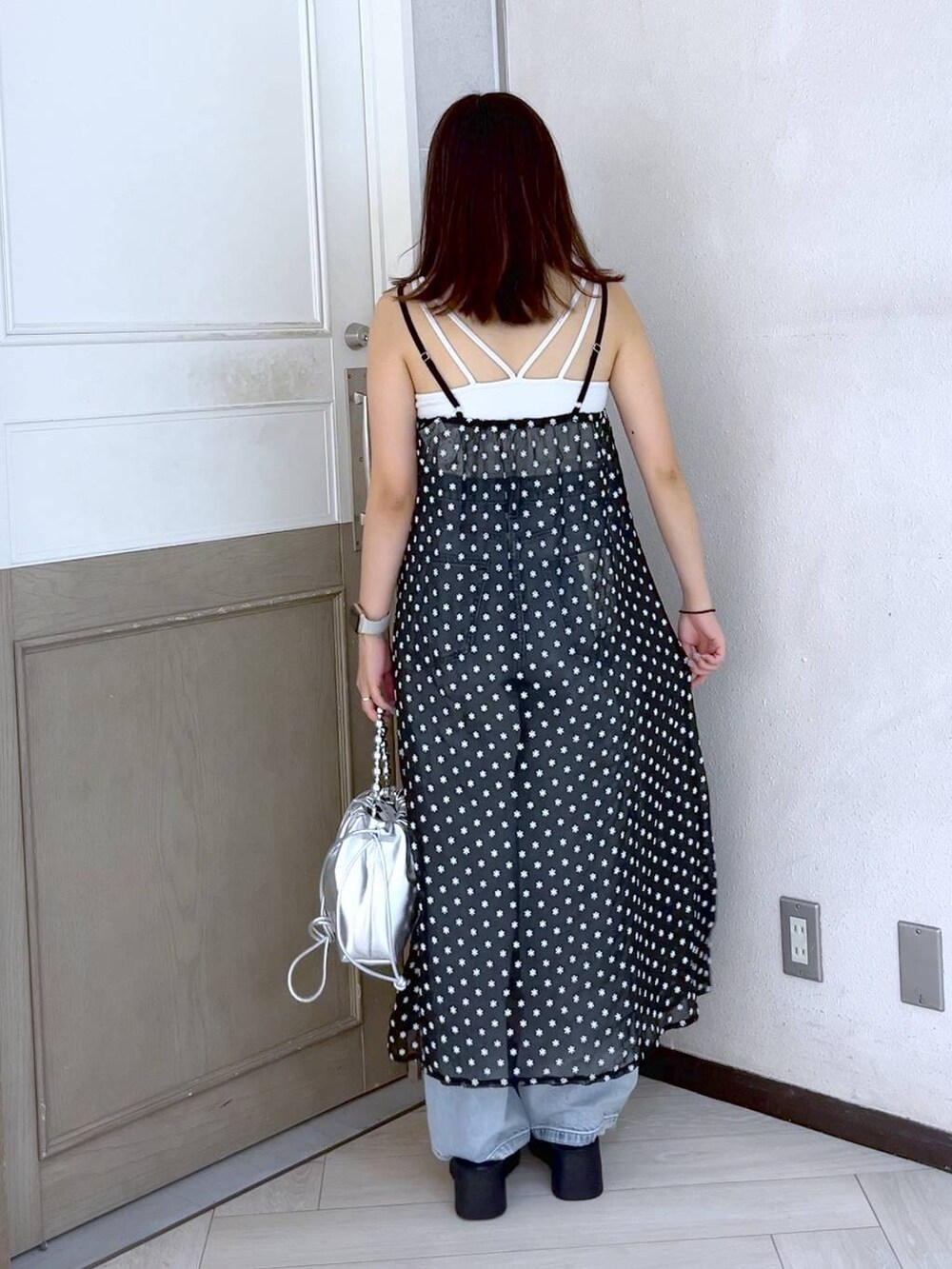 ホワイト系のTシャツ/カットソー、シルバー系のショルダーバッグ、ブルー系のデニムパンツを着用したレディースの夏コーディネートの4枚目の写真