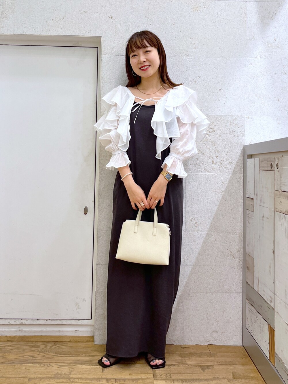 ホワイト系のシャツ/ブラウス、グレー系のワンピース、ホワイト系のバッグを着用したレディースの夏コーディネートの3枚目の写真